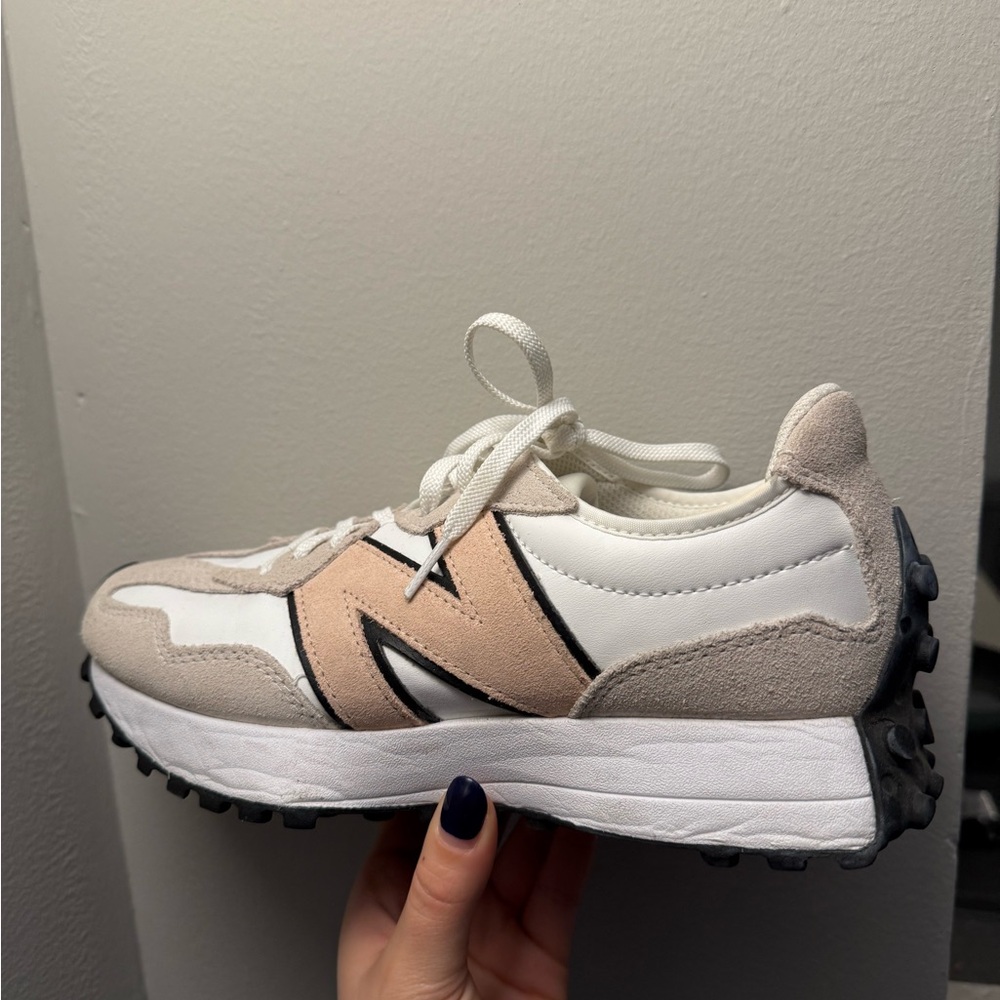 New Balance 327 Women’s sz 8.5 White and Pink